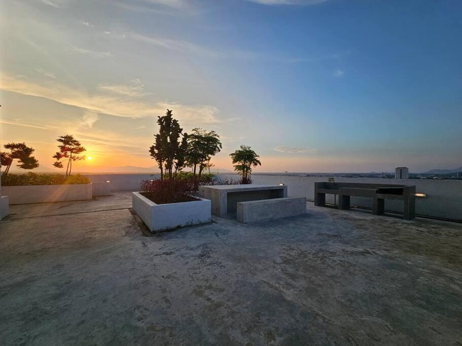 Lovely Podium Cityview 3Bedroom With Pool A2 Кучинг Экстерьер фото
